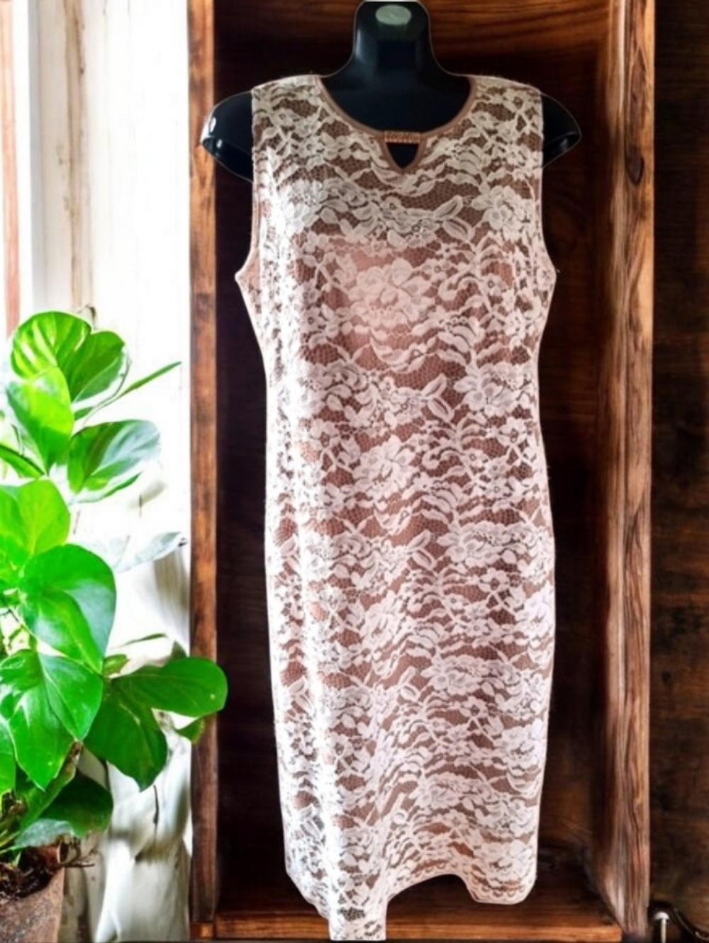 🆕️ Amanda Sleeveless Vintage Lace Mod Shift Dress in Tan & Cream Size L